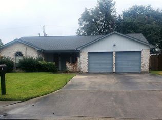 56 Oleander Ct, Lake Jackson, TX 77566