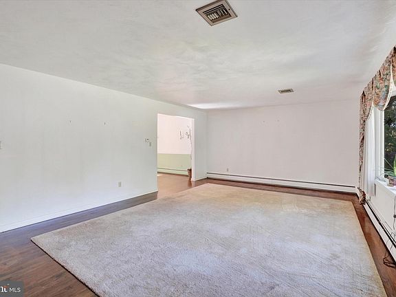 4th image of 300 Holyoke Dr
