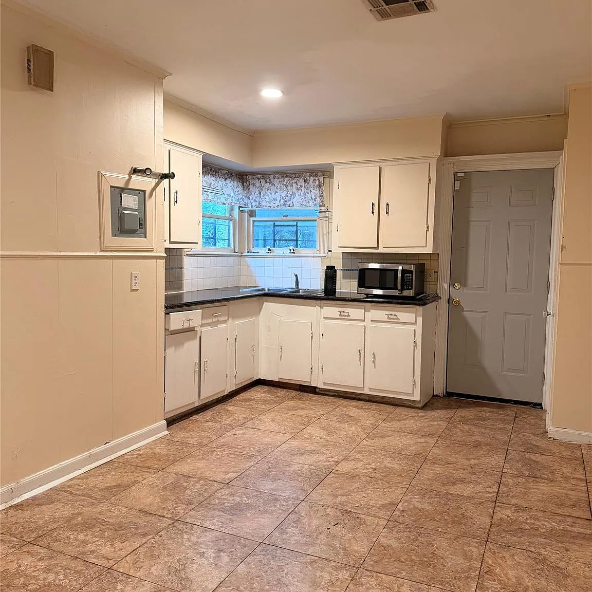 3 bed, 2.0 bath, 1604 sqft, $1,350 — Photo 4