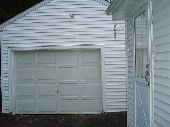 5th image of 43 S Quaker Ln