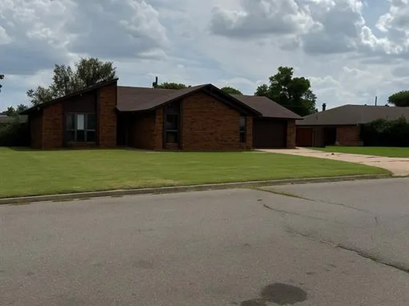 518 Sunset Dr, Watonga, OK 73772