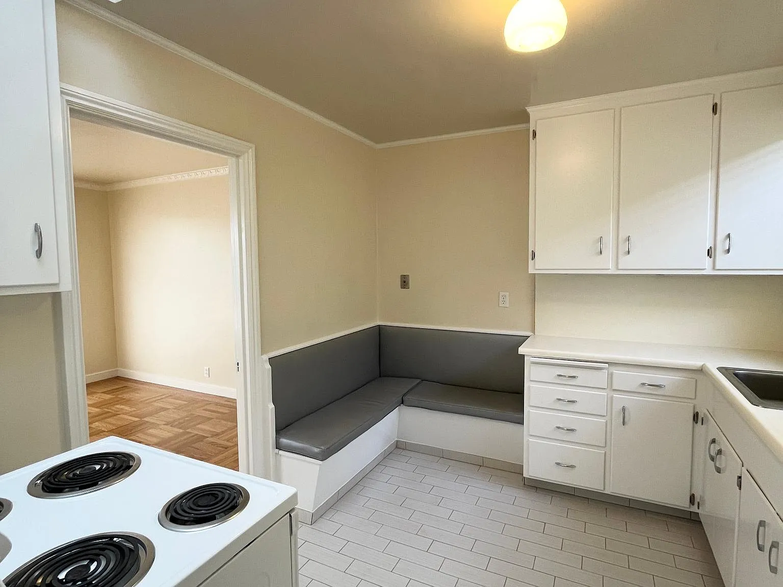 4 bed, 1355 sqft, $8,100 — Photo 4
