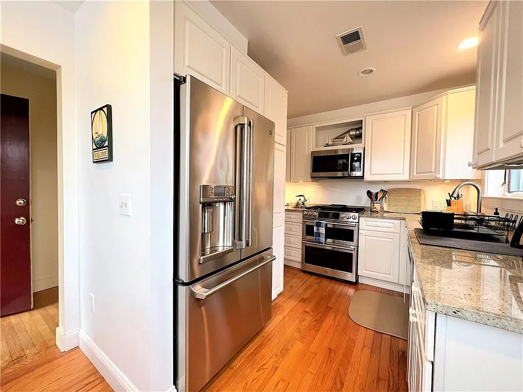 3 bed, 2.0 bath, 1714 sqft, $3,800 — Photo 4