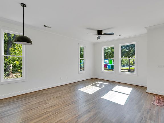 2nd image of 290 College St