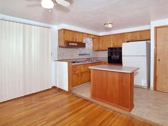 2nd image of 221 Crescent Gardens Dr