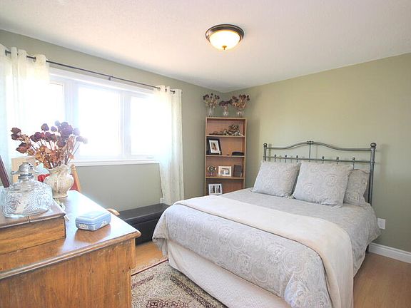 3rd image of 18 Chickasaw Cres