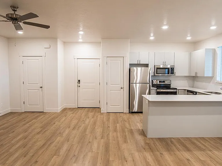 TRAIL HOLLOW APARTMENTS — Photo 22