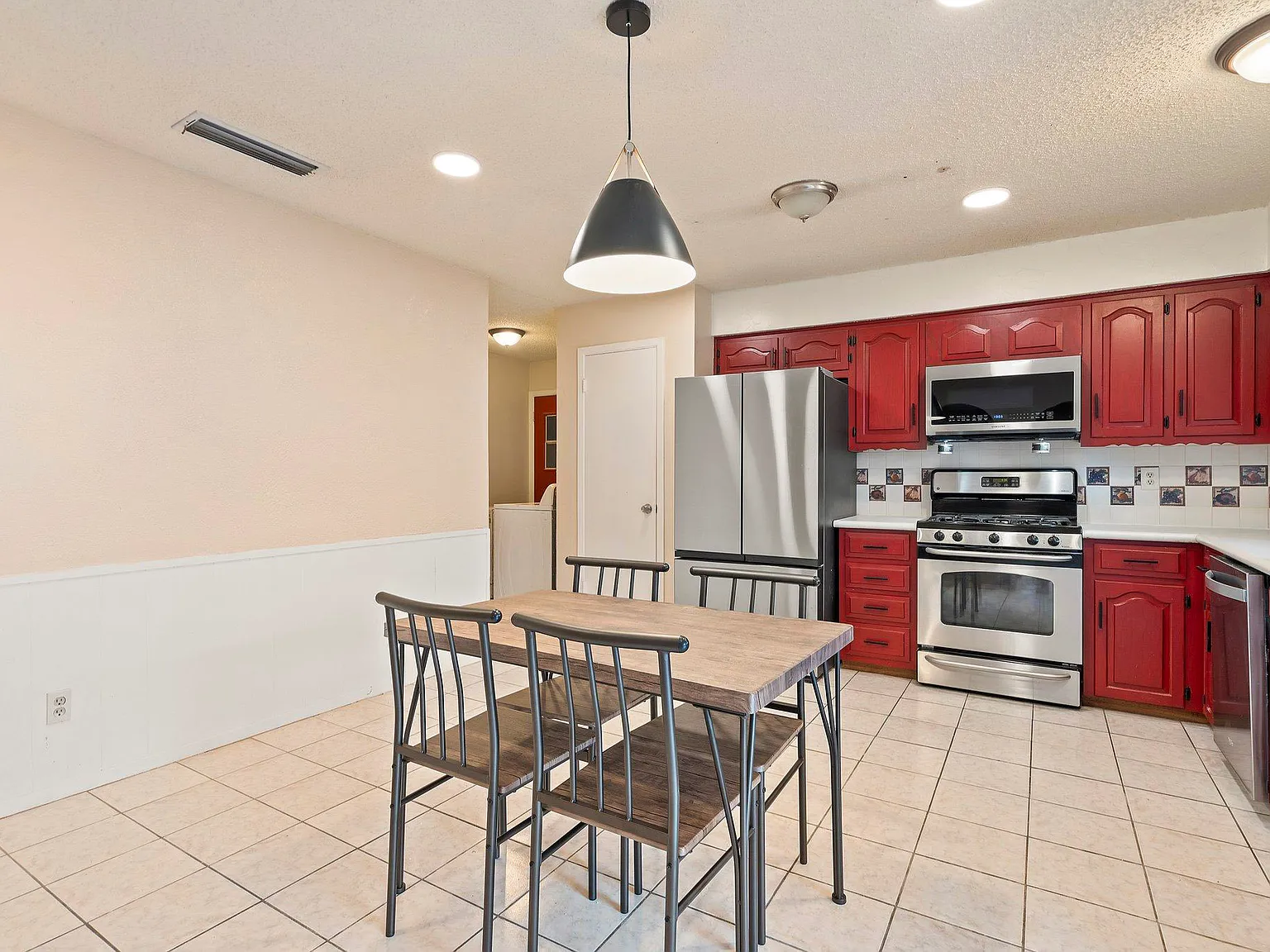 4 bed, 3.0 bath, 2000 sqft, $1,152 — Photo 4