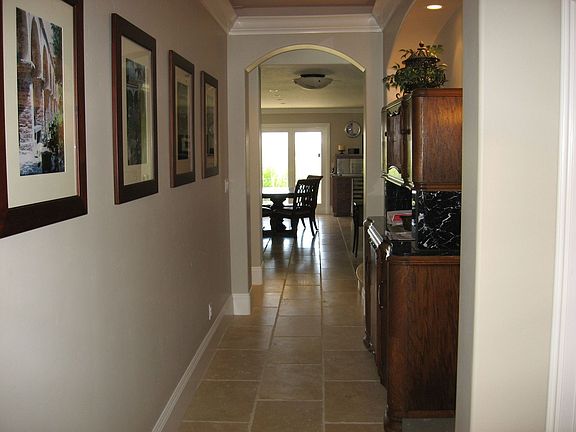 Entry with 10' ceilings