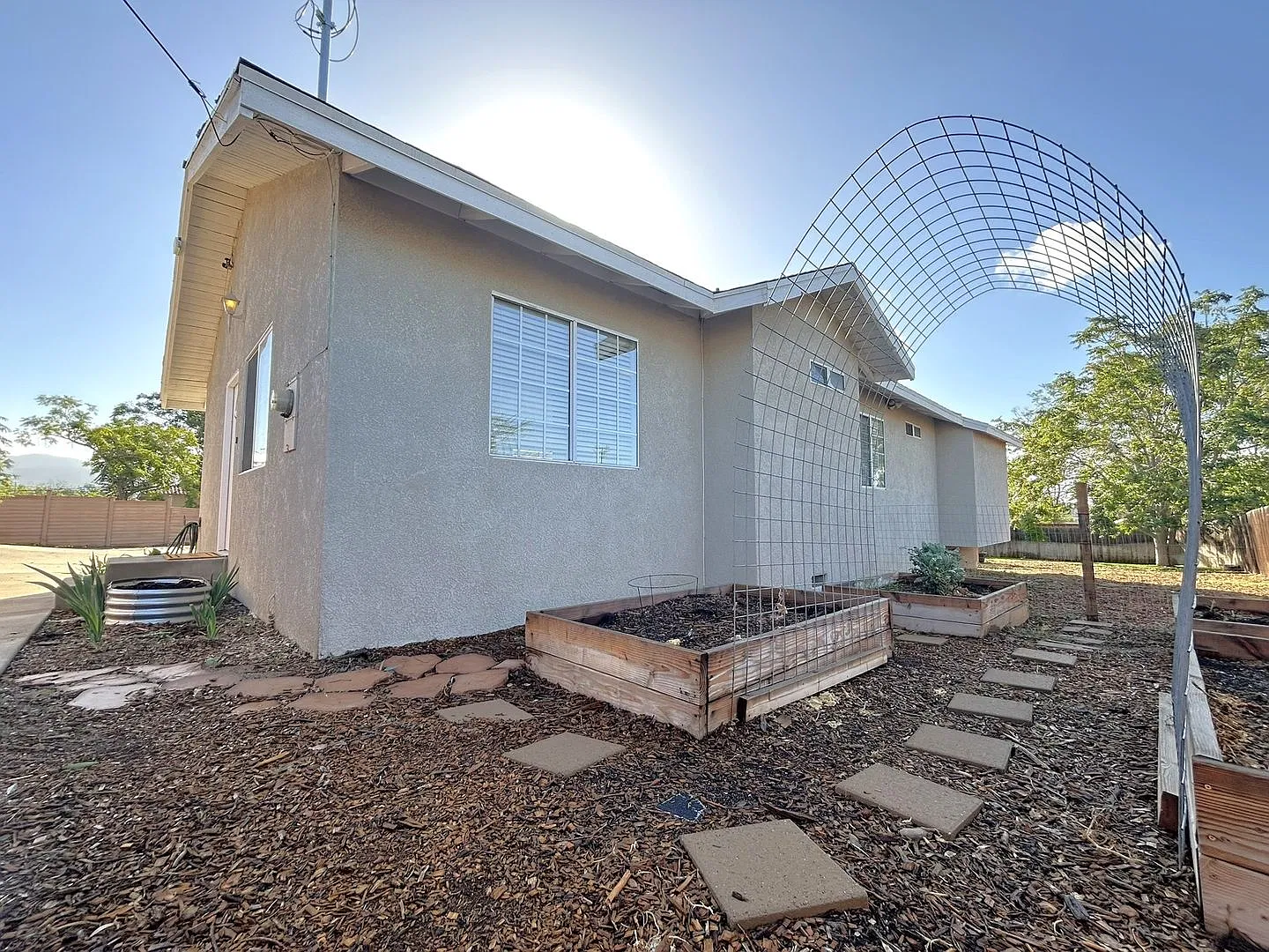 Gated Single-Story 2-Bedroom Home in Yucaipa--Updated Throughout! — Photo 4