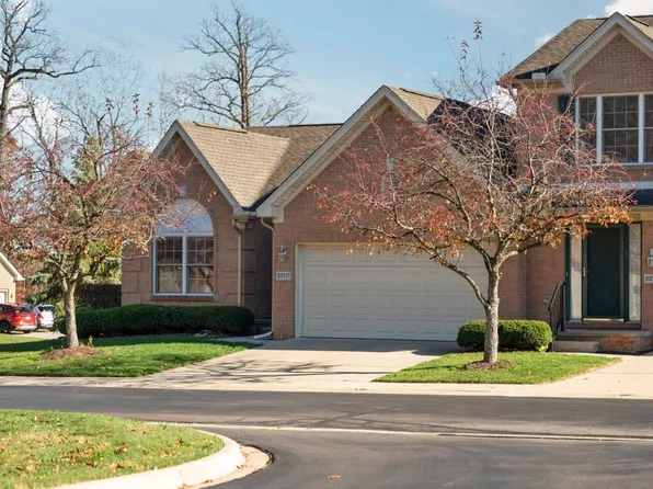 23717 W Lake Cir, Trenton, MI 48183