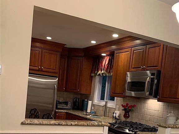 5th image of 8 W Brook Dr
