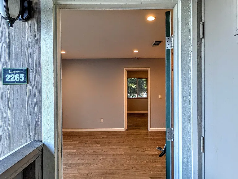 2265 Lakeview Cir — Photo 3