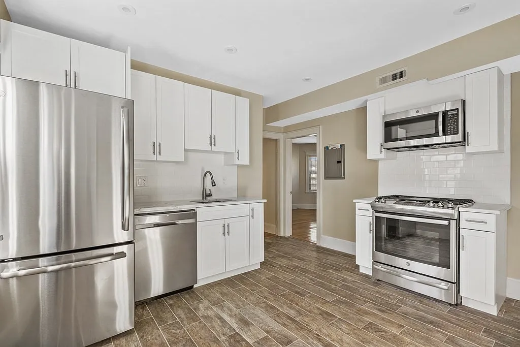 3 bed, 1000 sqft, $3,500 — Photo 1