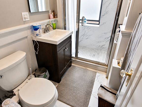 3rd image of 9 Greenway Ct #1