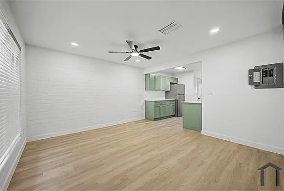 3 bed, 1055 sqft, $1,875 — Photo 2