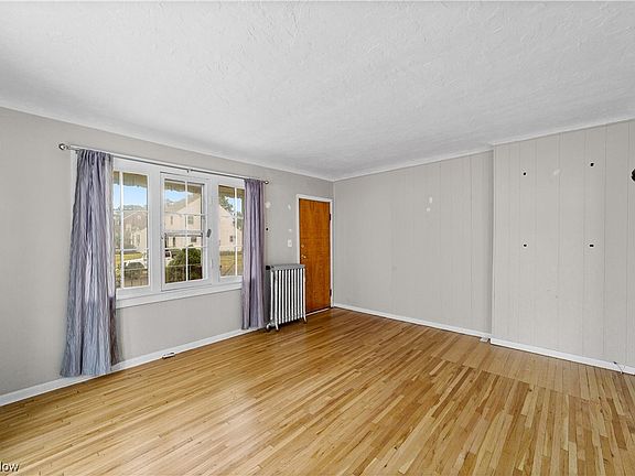 4th image of 19277 Dorothy Ave