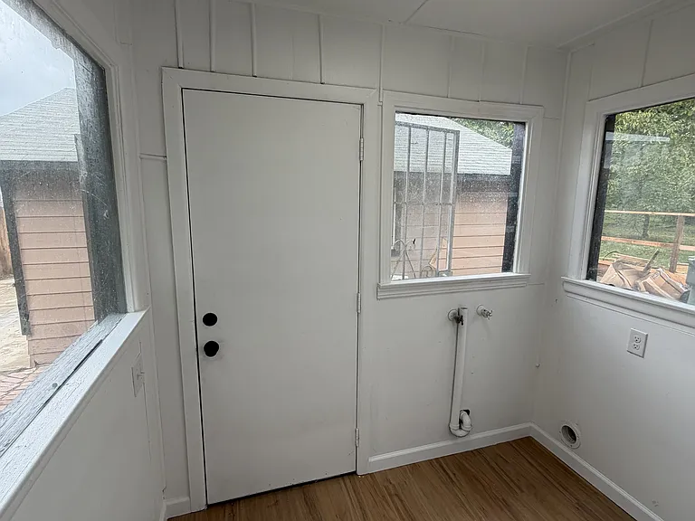 910 E Tulare Ave — Photo 16