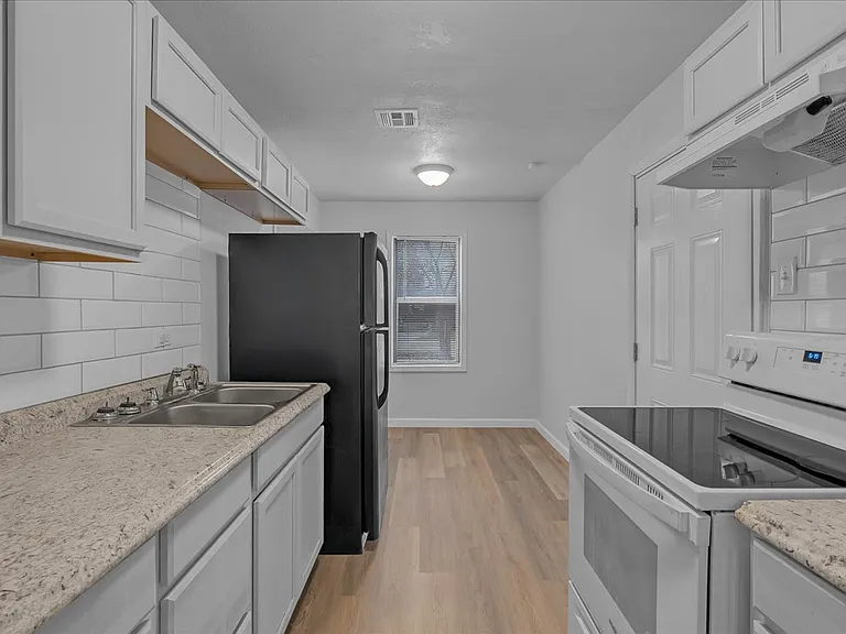 1439 N Olympia Ave — Photo 14