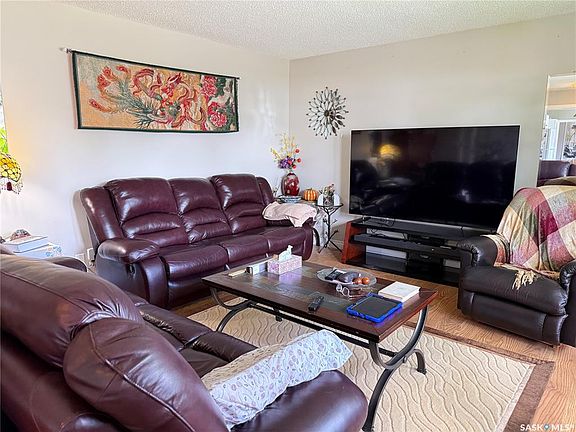 3rd image of 23 Tufts CRESCENT