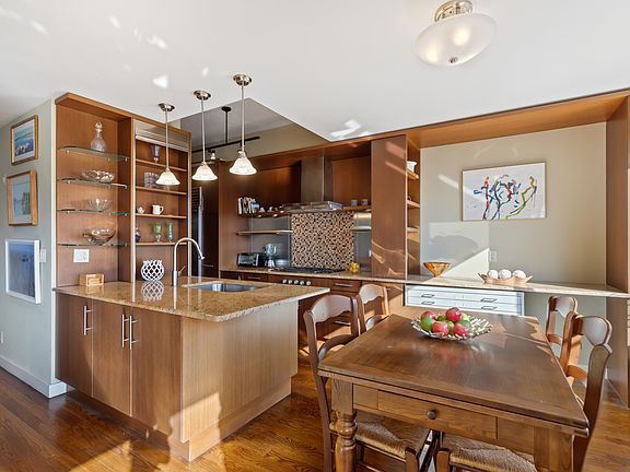 4th image of 215 W 95th St #D