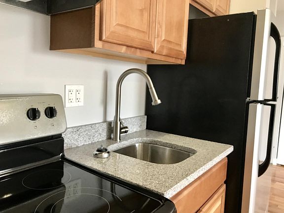 2nd image of 7453 N Greenview Ave