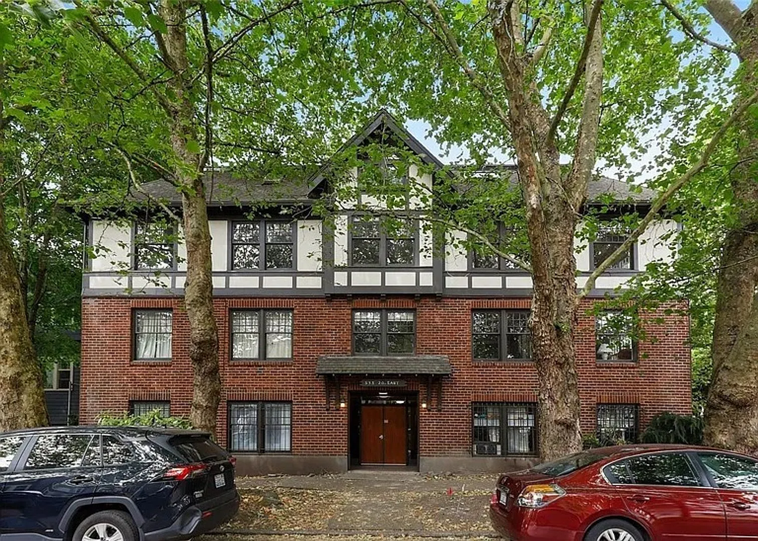 Charming North Capitol Hill Vintage Condo Modern Comforts & Ideal Location — Photo 1
