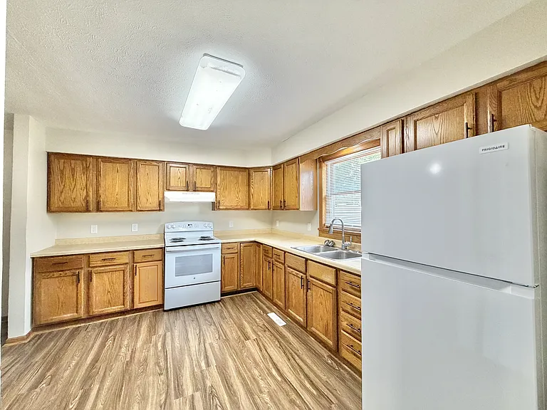 418 Caroline St N — Photo 10