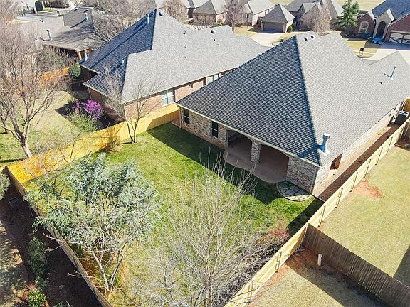 5th image of 921 NW 194th Ter