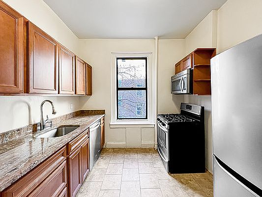 5th image of 609 W 186th St #34
