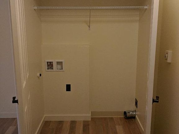 Washer & Dryer Hookups