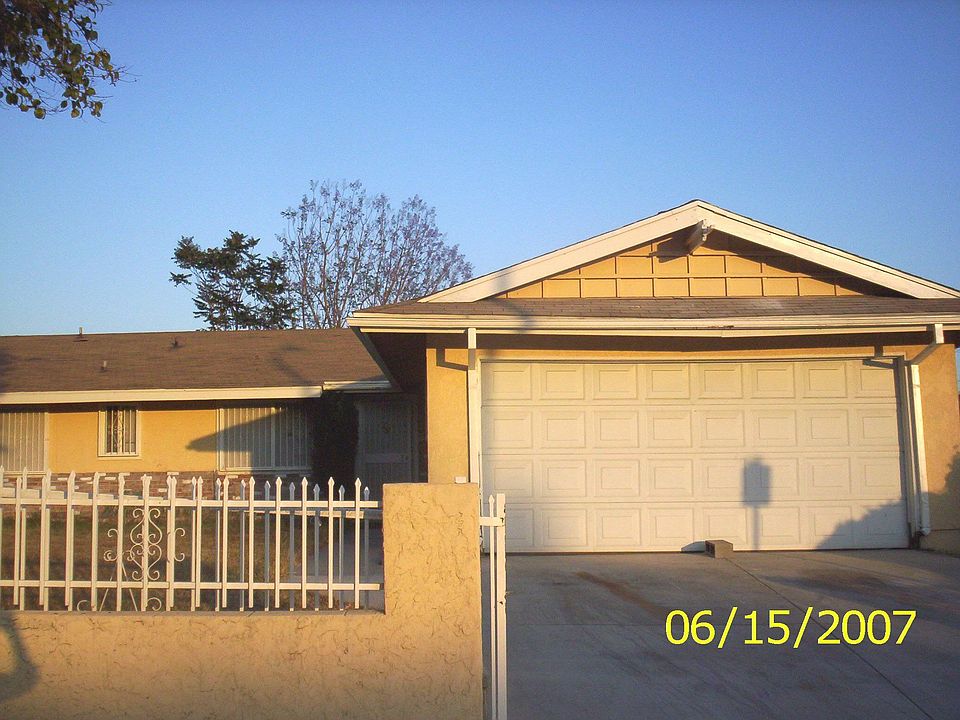 front view/gated driveway/parks many cars