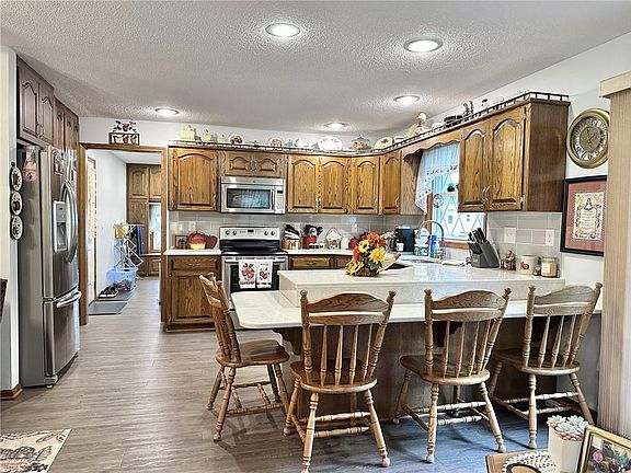 4th image of 904 Lake Manor Dr