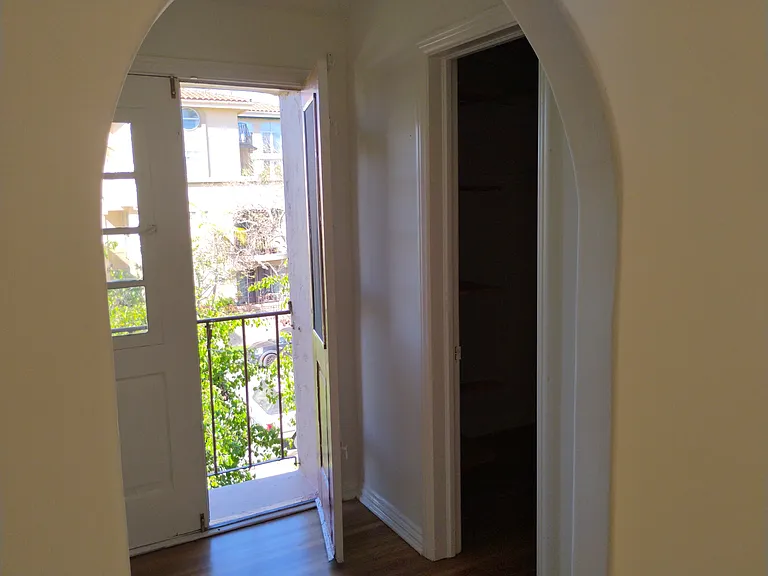 216 1/4 S Poinsettia Pl — Photo 10