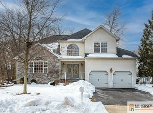 5 Labrador Dr S, Kendall Park, NJ 08824