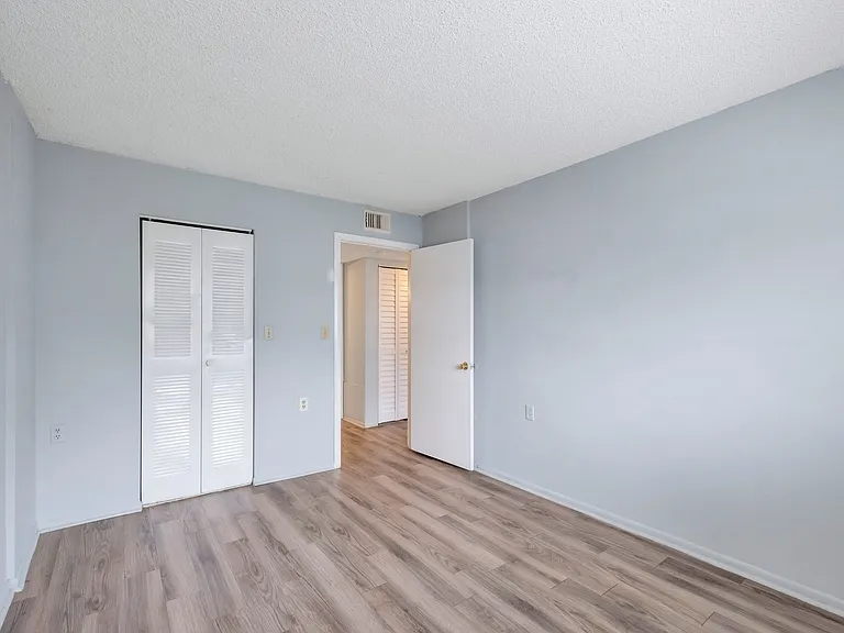 1153 Lake Victoria Dr #I — Photo 13