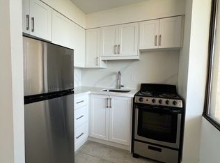 720 Spadina Ave #906, Toronto, ON M5S 2T9