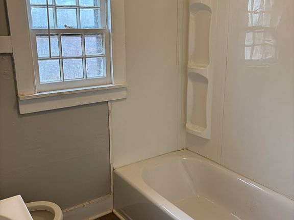 3rd image of 704 Derby Dr