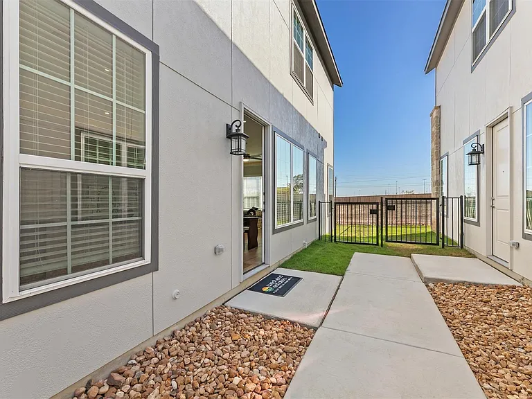 903 Beebrush Ln — Photo 12