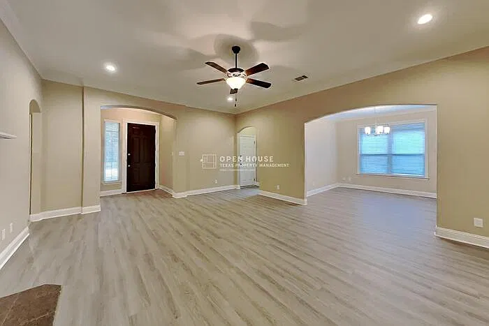 4 bed, 3.0 bath, 2548 sqft, $2,825 — Photo 3