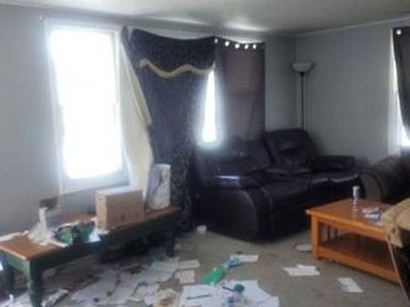 4th image of 415 Thompson St