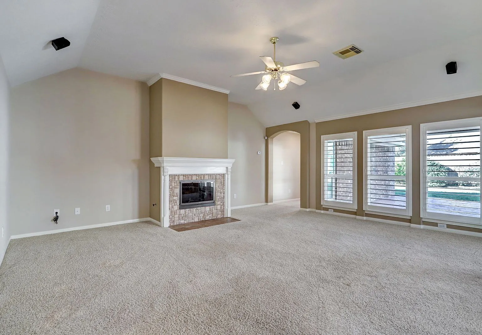 4 bed, 2.0 bath, 2162 sqft, $2,100 — Photo 4