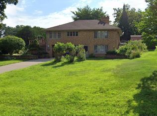 3070 Woodbridge St, Roseville, MN 55113