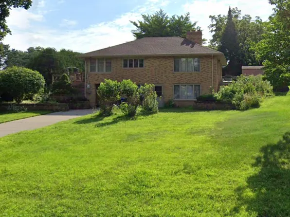 3070 Woodbridge St, Roseville, MN 55113