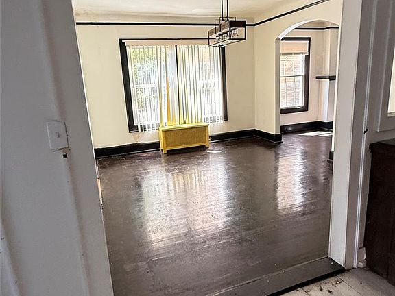 4th image of 3211 Leslie St