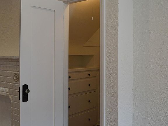 4th image of 1315 N Hayworth Ave #1/4