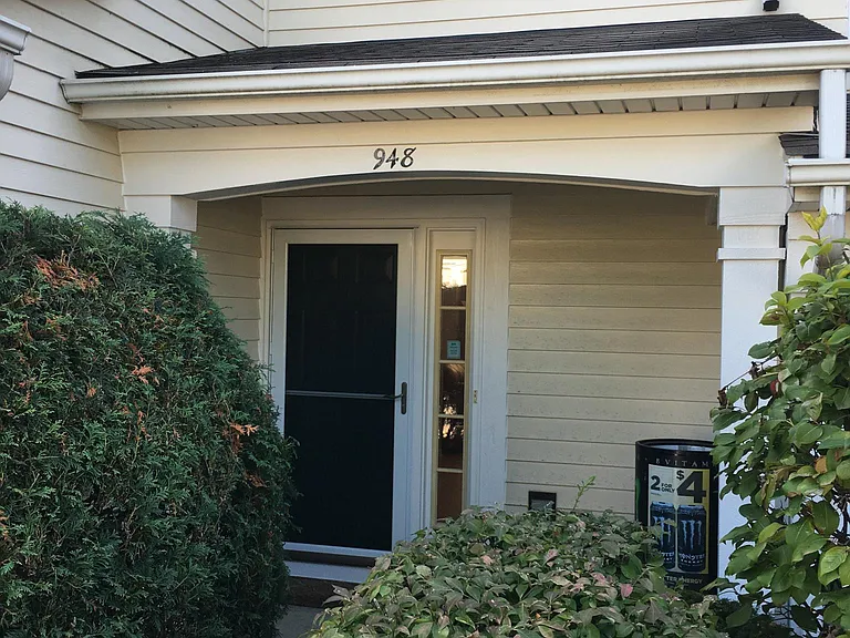 948 Huntington Dr — Photo 2