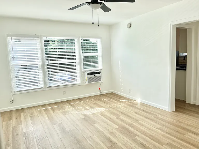 7120 Hawthorn Ave #9 — Photo 1