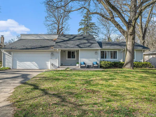 5760 Crescent Rd, Waterford, MI 48327