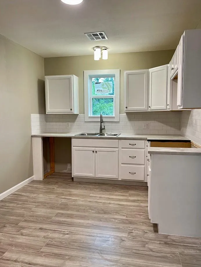 3 bed, 2.0 bath, 1556 sqft, $1,700 — Photo 3